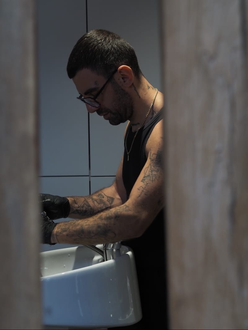 Artur Sahakyan am Waschbecken des Salons