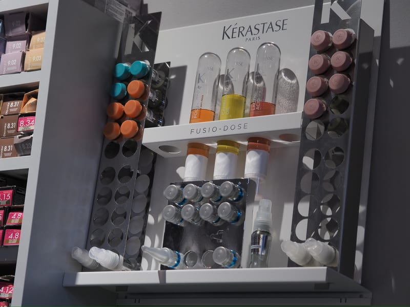Regal mit Pflegeprodukten im Salon