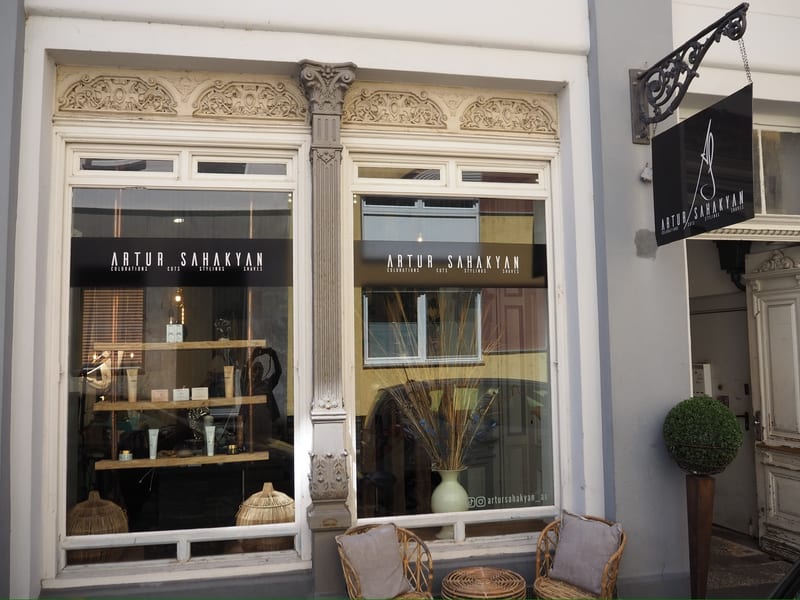 Schaufenster des Salons mit dem Artur-Sahakyan-Schriftzug
