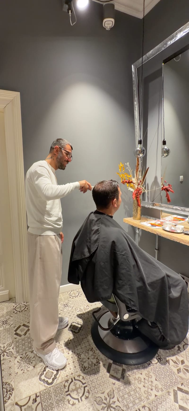 Artur Sahakyan schneidet einem Kunden die Haare