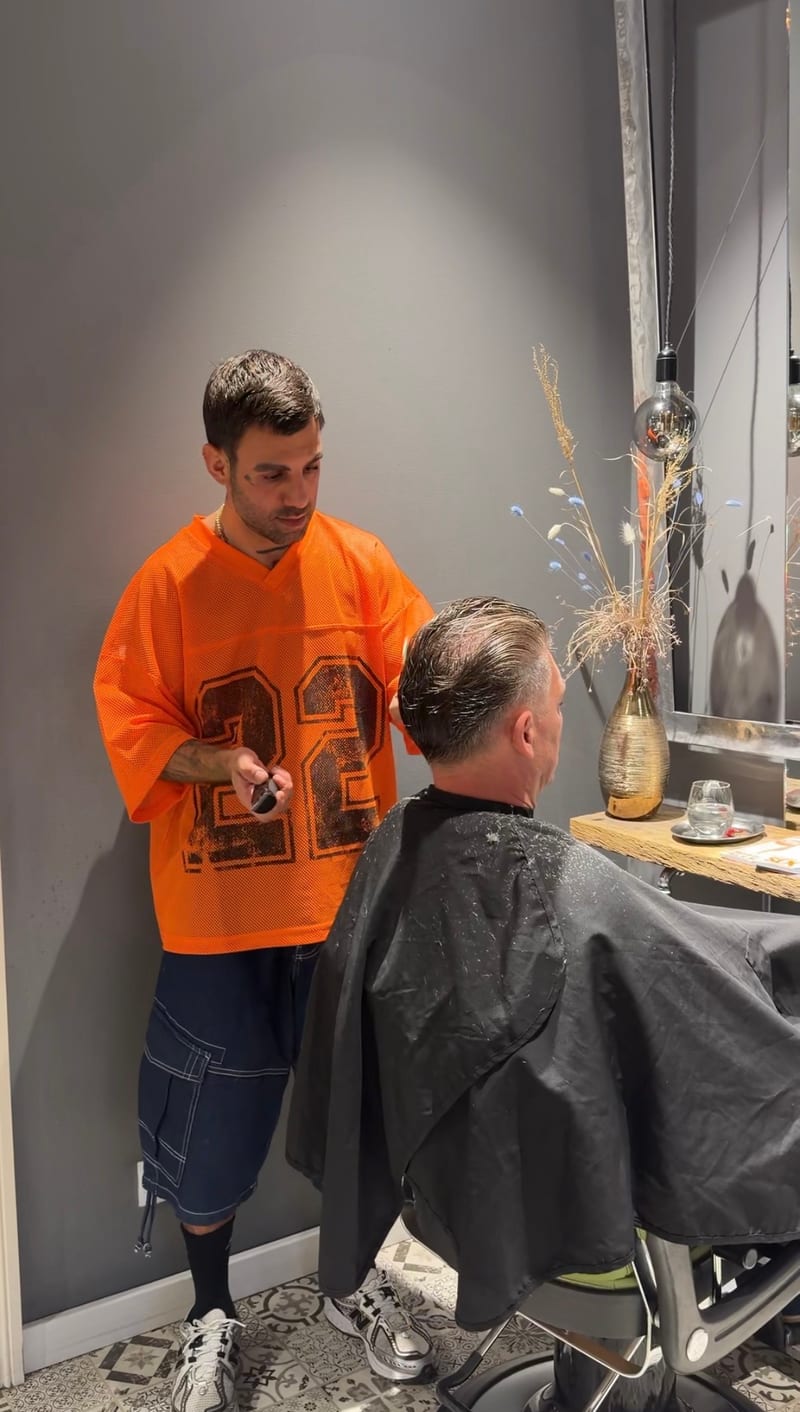 Artur Sahakyan bei einem Herrenschnitt im Salon