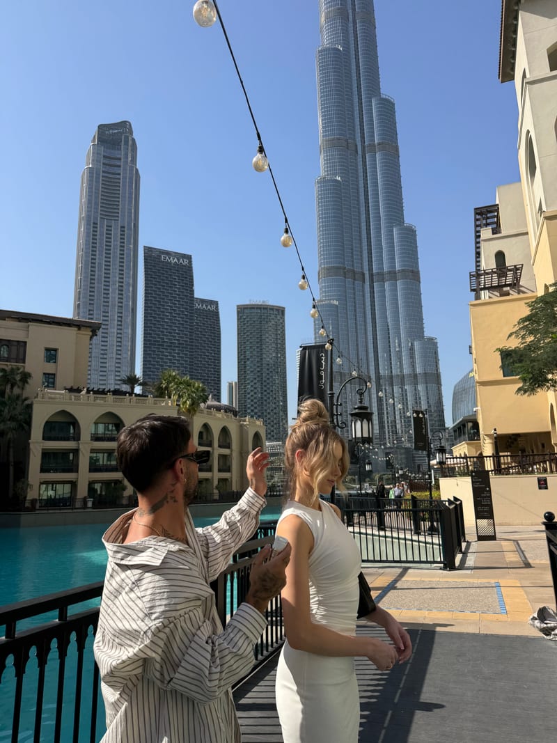 Artur Sahakyan steckt einer Kundin die Haare hoch, im Hintergrund der Burj Khalifa